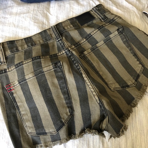 BDG High Waisted Cheeky Shorts - Picture 3 of 4